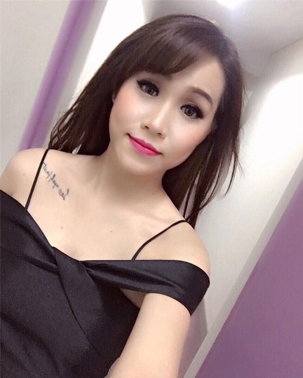 
MC Tr&uacute;c Mai sở hữu h&igrave;nh xăm nhỏ c&aacute; t&iacute;nh tr&ecirc;n vai.
