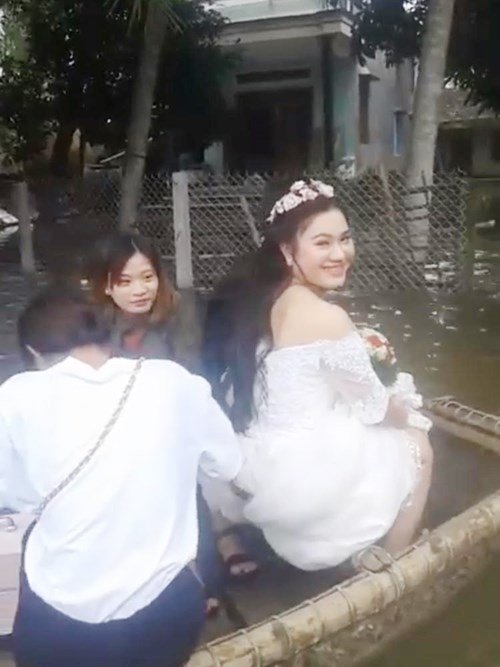 Rước d&acirc;u trong lũ lụt, nhưng c&ocirc; d&acirc;u vẫn nở nụ cười tươi trong ng&agrave;y hạnh ph&uacute;cẢNH: CẮT TỪ CLIP