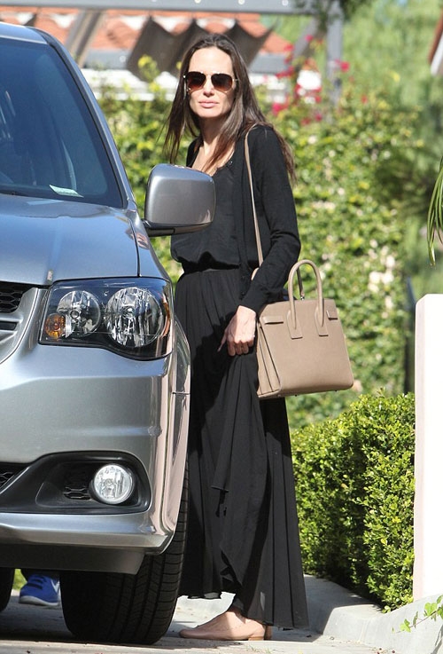 
Jolie bên ngoài khách sạn ở Los Angeles hôm thứ 5.
