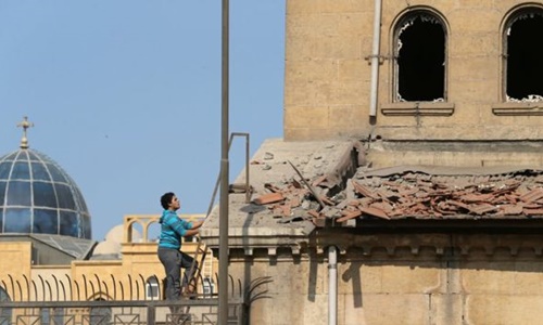 Một phần mái nhà thờ bị hư hại sau vụ nổ. Ảnh: Reuters
