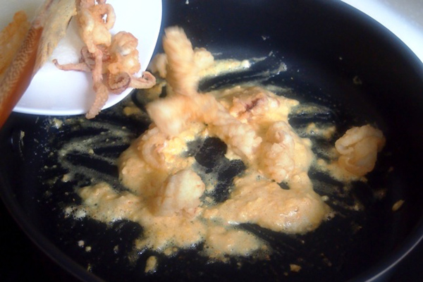 Bước 3:  Rắc th&ecirc;m một &iacute;t hạt ti&ecirc;u v&agrave;o. Tr&igrave;nh b&agrave;y ra đĩa, cho h&agrave;nh l&aacute; v&agrave; ớt xắt nhỏ l&ecirc;n.