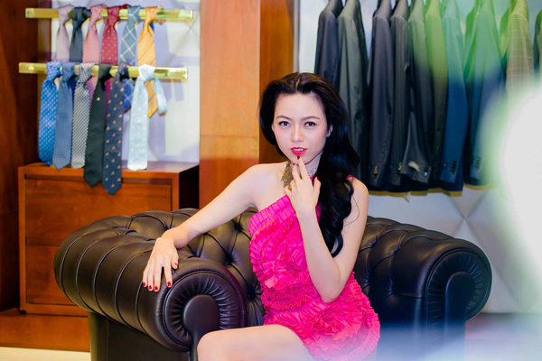 
Người mẫu Vũ Ho&agrave;ng Điệp phủ nhận tin đồn giải nghệ nhưng c&ocirc; cũng kh&ocirc;ng hề xuất hiện trong showbiz
