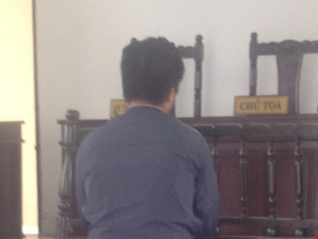 Bị c&aacute;o Hoan đang ngồi chờ t&ograve;a tuy&ecirc;n &aacute;n.