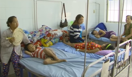 4 em nhỏ được người thân chăm sóc tại bệnh viện.