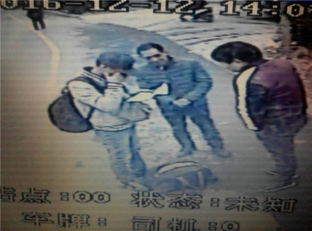 
Dong Zhi bật kh&oacute;c tại bến xe khi đọc thư mẹ.
