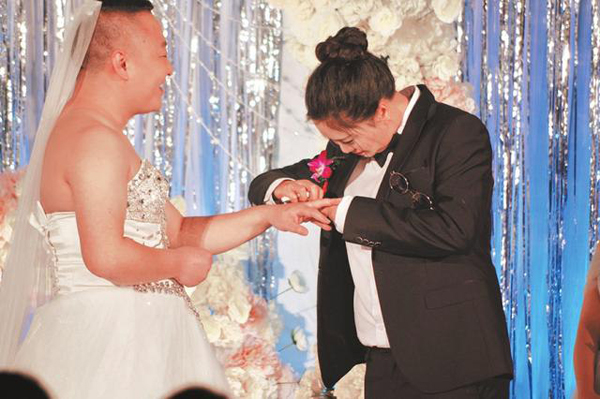
Cô dâu, chú rể trao nhẫn cho nhau trước mặt các quan khách. Ảnh: Shanghai Daily
