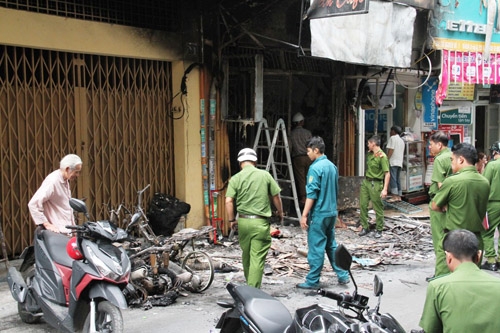 Hiện trường được c&ocirc;ng an phong tỏa để kh&aacute;m nghiệm điều tra nguy&ecirc;n nh&acirc;n ch&aacute;y l&agrave;m 6 người tử vong, 2 người bị thương.