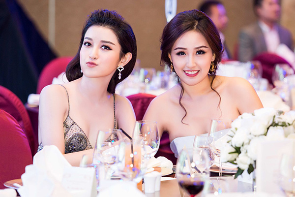 Huyền My (trái) và Mai Phương Thuý hội ngộ tại một sự kiện tối qua ở TP HCM. Cả hai thu hút mọi ánh nhìn bởi vẻ xinh đẹp, gợi cảm.