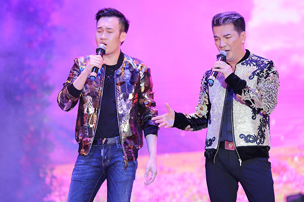 Tối qua, Dương Triệu Vũ là một trong số ca sĩ khách mời của show Lời tình mùa đông, diễn ra tại sân khấu 126, TP HCM. Dương Triệu Vũ và Mr. Đàm đã hàng trăm lần song ca nên hát rất ăn ý.