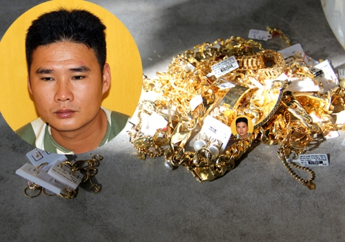 Khắc (30 tuổi) đem hơn 5 lượng v&agrave;ng 18K cướp được ch&ocirc;n ở nh&agrave; bạn g&aacute;i. Ảnh: Hồng Tuyết.