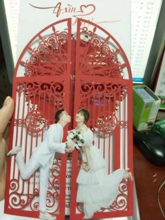 Thiệp cưới của Trấn Thành và Hari Won cũng được gửi đến tận tay các khách mời.