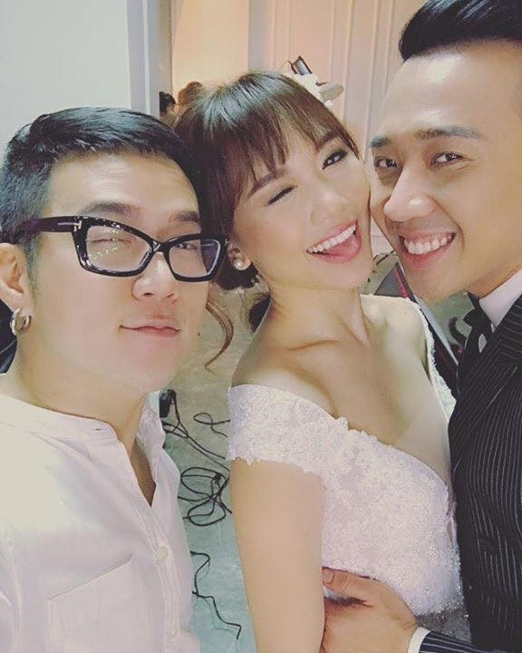 Hình ảnh Trấn Thành và Hari Won đến thử đồ cưới tại studio Chung Thanh Phong. 