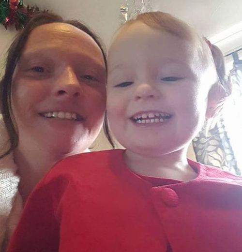 
Chị Gail Turley và con gái Kayla 2 tuổi. Ảnh: Wales Online
