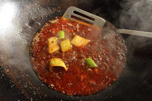 Bước 5: Cho tôm vào, nấu ở lửa vừa đến khi nước sốt đặc lại. Trong quá trình nấu nhớ lật mặt tôm để cả hai bên thấm gia vị. Khi nước sốt cạn, bạn chuyển sang lửa nhỏ, lúc những con tôm đã chuyển màu đỏ và săn lại là món ăn hoàn thành.