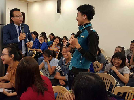
Một sinh vi&ecirc;n trao đổi với ThS Đ&agrave;o L&ecirc; H&ograve;a An về chuyện sống ảo của c&aacute;c bạn trẻ. Ảnh: Hồng Minh

