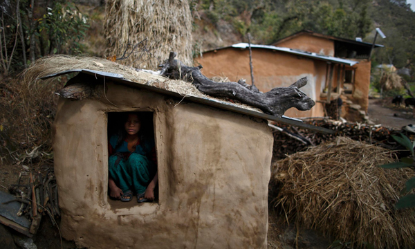 
Một phụ nữ Nepal bị nhốt vào kho khi đến kỳ kinh nguyệt. Ảnh: Reuters
