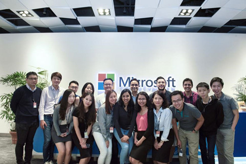 
Thanh Hoa cùng các bạn trong công ty tại Singapore
