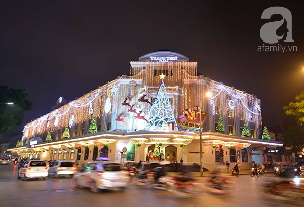 
TTTM Tràng Tiền đã trang trí cho mùa Giáng sinh nhiều ngày và đây cũng là địa điểm được người Hà Nội lựa chọn để vui chơi, giải trí.
