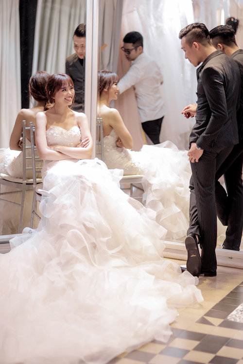 
Hari và Trấn Thành đi thử trang phục cưới.
