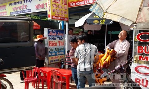Thi thể nạn nhân được đưa về nhà xác chờ người nhà vào nhận