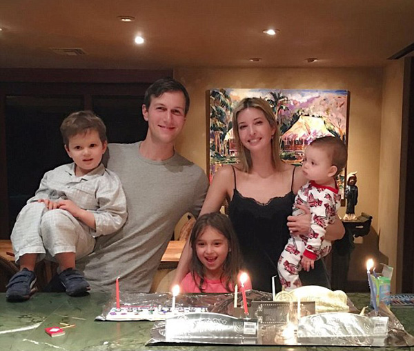 
Cô con gái lớn Ivanka Trump và chồng Jared Kushner hôm 24/12 chia sẻ lên tài khoản Twitter ảnh gia đình bên ba con Arabelle, Joseph và Theodore Kushner, cùng nhau vui vẻ đón Giáng sinh.
