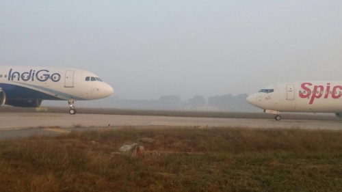 
Máy bay IndiGo và SpiceJet đối đầu nhau tại New Delhi. Ảnh: HT
