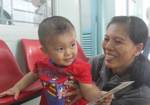 Bé Phát hiện tròn 17 tháng tuổi, lanh lợi khỏe mạnh. Ảnh: Lê Phương.