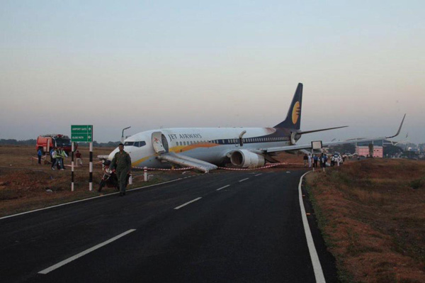 
Chuyến bay của Jet Airways gặp sự cố trên đường băng sáng sớm 27/12. Ảnh: Reuters
