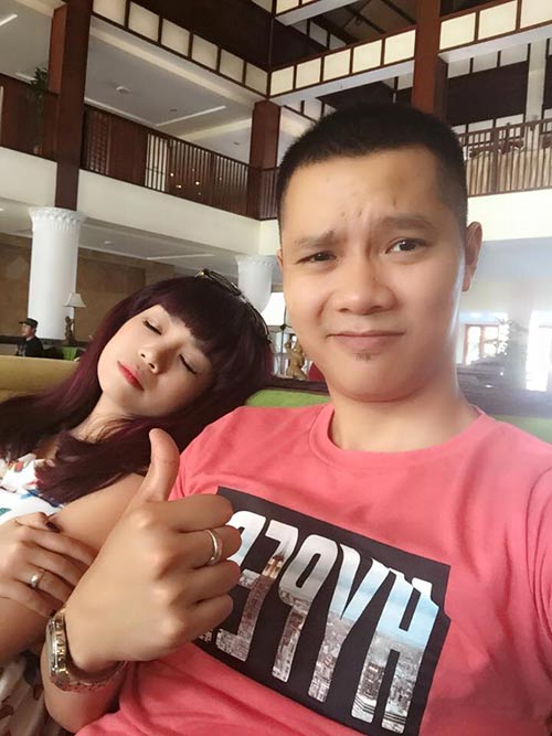 Được biết, đó chính là người mới của nữ ca sĩ. Bạn trai Ngọc Khuê làm về tạo mẫu tóc, anh kém Ngọc Khuê vài tuổi nhưng rất chững chạc và hiểu chuyện
