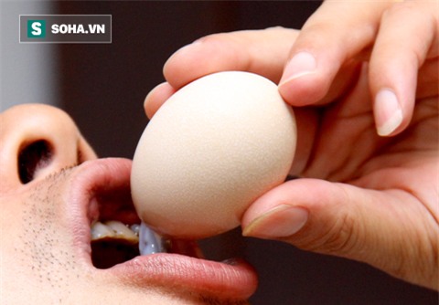 Ăn trứng gà sống không bổ dưỡng như mọi người thường nghĩ mà tiềm ẩn nguy cơ gây bệnh ban đỏ, rụng tóc, chán ăn, đau nhức cơ bắp, khó chịu hoặc mất ngủ, thiếu máu...(Ảnh minh họa).