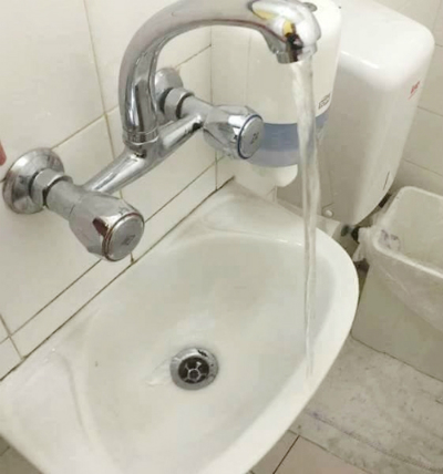 Khi tìm mua vòi nước để thay thế, chủ nhà đã quên rằng kích cỡ của bồn rửa tay quá nhỏ.