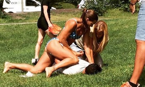 
Mikaela Kellner mặc bikini hạ gục tên móc túi hồi tháng 7. Ảnh: Instagram
