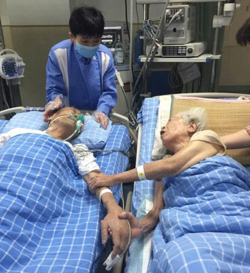
Cụ Feng v&agrave; vợ nắm tay nhau lần cuối trước khi cụ Feng về nh&agrave; v&agrave; ra đi thanh thản. Ảnh: Peoples Daily Online
