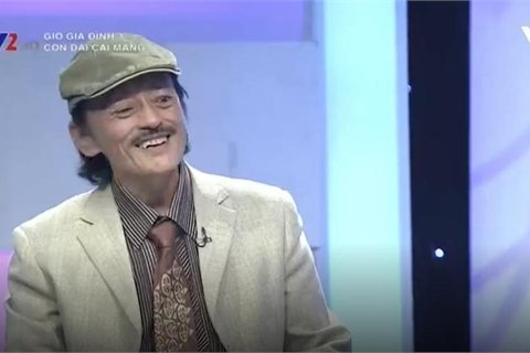 Anh bảo từng khiến bố mẹ mình rơi vào hoàn cảnh “con dại cái mang”. Thủa nhỏ, anh vô tình dùng gạch ném chim trúng đầu bạn trong lớp, khiến mẹ phải cấp tốc đưa bạn đến trạm xá. Ngày ấy còn nghèo, mẹ anh phải đi khám bệnh, xin thuốc, mang sang nhà bạn xin lỗi. Nhờ hàng xóm chia sẻ về hành động “con dại cái mang”, anh mới thoát những trận đòn.
Giang còi cho biết thêm, ngày ấy anh chưa nhận thức cũng như hiểu ý câu nói của người lớn nhưng sau này khi làm bố, ý nghĩa những câu nói khiến anh thấm thía hơn.
Nghệ sĩ Giang còi từng khiến bố mẹ rơi vào hoàn cảnh con dại cái mang.
Liên quan đến chủ đề gia đình, nghệ sĩ Giang còi trải lòng: Tôi đã một lần đứt gánh giữa đường, một tay nuôi hai con. 5 giờ chiều đón con ở trường cùng sữa, bánh ngọt, tiếp tục đưa con đến sinh hoạt ở Cung văn hoá rồi chờ đợi con, sau đó đưa con đi học thêm. Hằng ngày tôi luôn hết lòng nên chắc con tôi sẽ không dại được”.
Nghệ sĩ Giang còi có hai con trai đang ở tuổi phát triển nên việc lo cho các con không dính vào tệ nạn với anh đã bạc đầu.
Anh luôn cảm thấy hạnh phúc, ngập tràn năng lượng bên các con
Cũng trong chương trình, nghệ sĩ Giang còi bày tỏ quan điểm giáo dục con tốt phải xuất phát từ tình yêu con, hi sinh tất cả vì con. Bên cạnh đó, cần chọn môi trường sống tốt cho con và sau đó biết làm bạn với con.
Từ kinh nghiệm của mình, nghệ sĩ Giang còi gửi thông điệp đến những người con đã trót sa ngã: Cha mẹ nào cũng yêu con, dù có lúc roi vọt nhưng trong lòng không hề sung sướng, vì vậy, tự bản thân phải biết vượt lên. Ngược lại, cha mẹ cần vững chắc tinh thần, bao dung mới có thể mang con từ sa ngã trở về.
Theo Quỳnh Anh
Vietnamnet