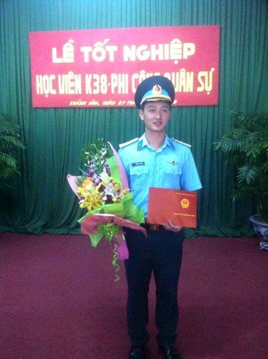 Trung úy Nguyễn Văn Tùng trong buổi nhận bằng tốt nghiệp. Ảnh: FBNV.