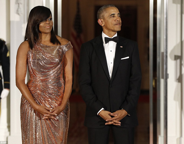 
Bà Obama diện chiếc đầm dạ hội ánh kim lấp lánh, lệch vai của thương hiệu thời trang Italy Versace, đứng cạnh chồng chờ đón vợ chồng Thủ tướng Italy. Chiếc váy ôm sát cơ thể bà Michelle, phần chân váy dài chấm đất, làm nổi bật các đường cong trên cơ thể.
