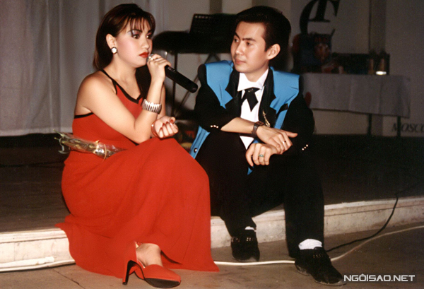 Nữ hoàng sexy một thời là ca sĩ - diễn viên Y Phụng diện váy đỏ rực rỡ, hội ngộ Đoan Trường trong đêm nhạc tại Nga năm 1995.