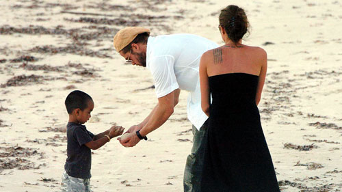 Maddox chơi đùa trên biển cùng Brad Pitt và Angelina Jolie khi cặp sao bị đồn hẹn hò vào năm 2005.