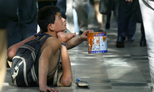 
Một người ăn xin tàn tật ở Thượng Hải. Ảnh: AFP
