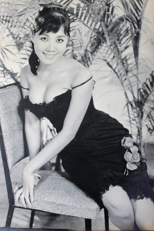Diễm Thúy là người đẹp nổi tiếng Sài Gòn với vẻ đẹp hiện đại, cá tính và gợi cảm. Bà được nhiều đạo diễn phim săn đón và mời tham gia diễn xuất. Bà là một trong những người đi đầu trào lưu mặc áo cổ khoét sâu ở Sài Gòn những năm 60. Từ năm 1975 đến nay không ai còn biết tin tức về bà.