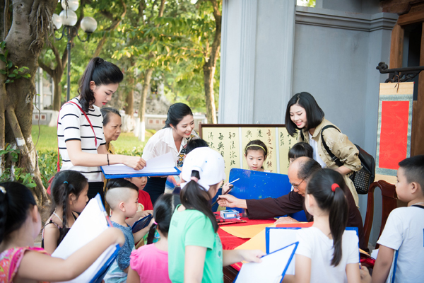 
Ngọc Hân chia sẻ, cô và Á hậu Thanh Tú đều có thời gian học tập tại Cung Thiếu nhi Hà Nội khi còn nhỏ. Do vậy, khi được các thầy cô nhờ cậy hướng dẫn cho các bé, cô đã rất hào hứng. Bản thân Hoa hậu Việt Nam 2016 là một nhà thiết kế thời trang nên cô mong qua hoạt động này sẽ truyền cảm hứng cho những em nhỏ có đam mê về hội họa.
