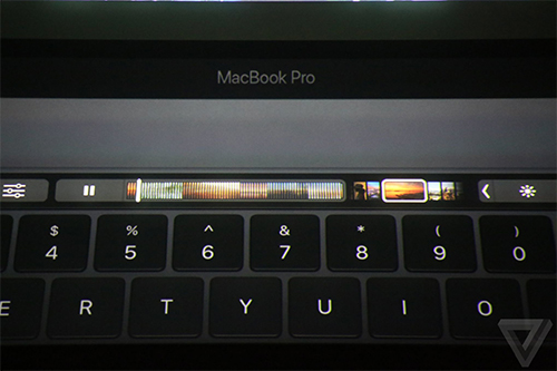 
MacBook Pro mới với màn hình phụ Touch Bar.

