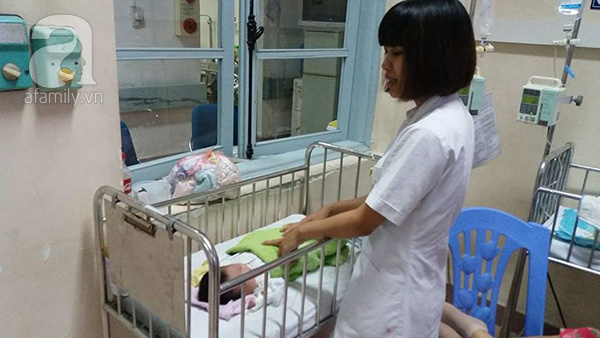 Nữ điều dưỡng Lan Anh đang chăm s&oacute;c b&eacute; g&aacute;i