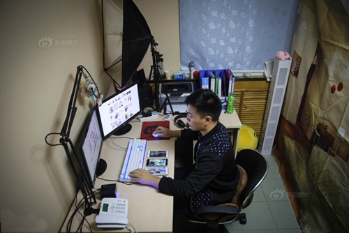 
Năm 2009, thu nhập của T&ocirc; Triệt chỉ l&agrave; 800 tệ mỗi th&aacute;ng (chưa đến 3 triệu đồng), cuộc sống của v&ocirc; c&ugrave;ng kh&oacute; khăn. Thời điểm đ&oacute;, stream voice mới phổ biến n&ecirc;n T&ocirc; Triệt đ&atilde; nghĩ tới sẽ ph&aacute;t triển về lĩnh vực n&agrave;y.
