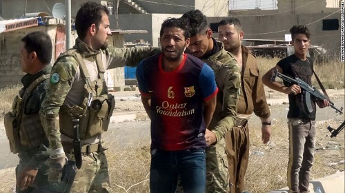 
Một phiến quân IS bị liên minh quân đội Iraq và dân quân người Kurd bắt giữ. Ảnh:CNN
