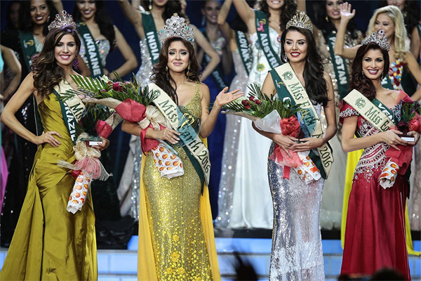 
Người đẹp Philippines cho rằng Tân Hoa hậu Trái đất mũi giả, ngực giả, cằm giả. Ảnh: News.
