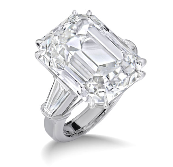 
Chiếc nhẫn đ&iacute;nh h&ocirc;n 10 triệu USD của Mariah Carey.
