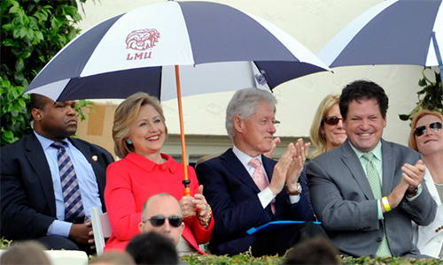 
Bà Hillary Clinton cùng chồng Bill Clinton và ông Roger Clinton tại đại học Loyola Marymount ở Los Angeles hồi tháng 5. Ảnh: Daily News
