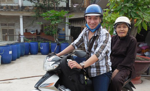 Nghệ sĩ Huỳnh Quý chở NSƯT Út Bạch Lan trong một lần đi trao quà từ thiện. Ở tuổi 80, bà vẫn tất bật với các hoạt động công tác xã hội. Ảnh: Thanh Hiệp.