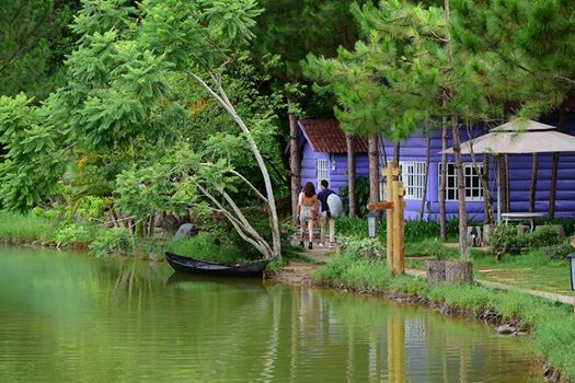 
Cách đây không lâu, MC Chúng tôi là chiến sĩ đăng ảnh nắm tay người đàn ông lạ
